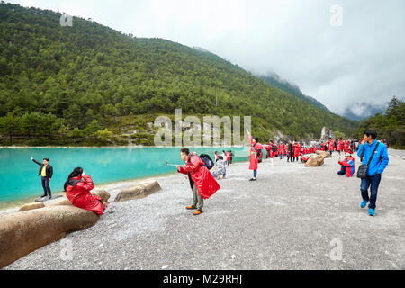 Lijiang, China - 22. September 2017: Touristen am River in Blue Moon Valley, einem der Top Reiseziele. Stockfoto