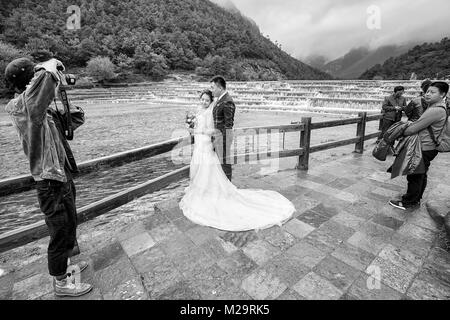 Lijiang, China - 22. September 2017: Hochzeit paar Fotoshooting an der River in Blue Moon Valley, einem der Top Reiseziele Stockfoto