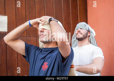 Träger der Bruderschaft des "El Baratillo' bereitet sich in Prozession zu gehen. Stockfoto