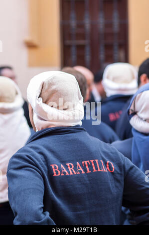 Träger der Bruderschaft des "El Baratillo' bereitet sich in Prozession zu gehen. Stockfoto