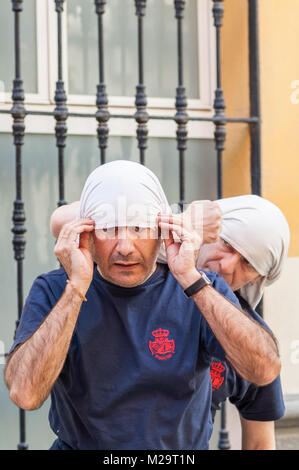 Träger der Bruderschaft des "El Baratillo' bereitet sich in Prozession zu gehen. Stockfoto