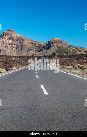 Straße obwohl Bereich der erstarrten Lava, die zu Berge Stockfoto