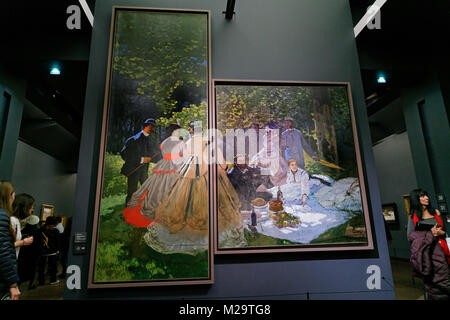 Claude Monet's monumentales Gemälde "Le Dejeuner sur l'herbe" im Pariser Musée d'Orsay existiert nur in Fragmenten. Er malte es in 1865-1866. Stockfoto