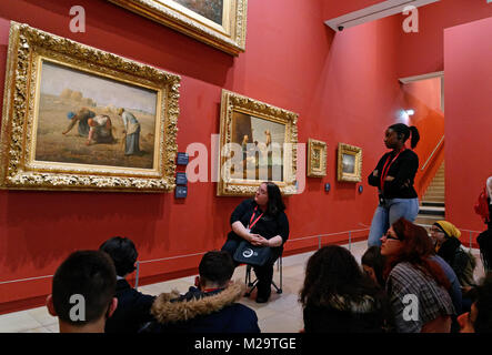 Ein Dozent erläutert Jean-François Millet's "ährenleserinnen" mit den Besuchern des Pariser Musée d'Orsay. Jan. 10, 2018 Stockfoto