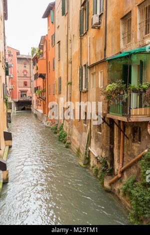 Blick auf den Kanal oder den Canale delle Moline und Gebäude in der Nähe der "Canal Fenster" über Piella Bologna Italien Stockfoto