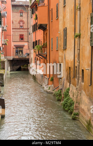 Blick auf den Kanal oder den Canale delle Moline und Gebäude in der Nähe der "Canal Fenster" über Piella Bologna Italien Stockfoto