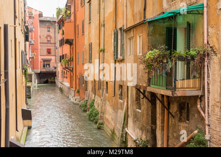 Blick auf den Kanal oder den Canale delle Moline und Gebäude in der Nähe der "Canal Fenster" über Piella Bologna Italien Stockfoto