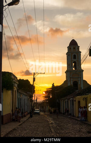 TRINIDAD, Kuba - Januar 25, 2017: Kubanische Straße Sonnenuntergang mit Oldtimer in Trinidad, Kuba. Trinidad ist eine der wichtigsten touristischen Reiseziele der Insel Stockfoto