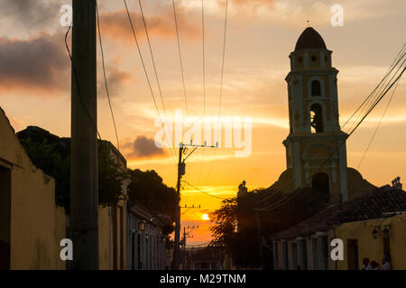 TRINIDAD, Kuba - Januar 25, 2017: Kubanische Straße Sonnenuntergang mit Oldtimer in Trinidad, Kuba. Trinidad ist eine der wichtigsten touristischen Reiseziele der Insel Stockfoto