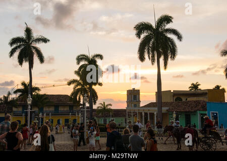 TRINIDAD, Kuba - Januar 25, 2017: Menschen zu Fuß auf dem Hauptplatz von Trinidad, Kuba. Trinidad ist eine der wichtigsten touristischen Reiseziele der Insel Stockfoto