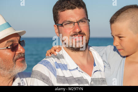 Drei Generationen, Großvater, Vater und Sohn am Meer in einem schönen Sommernachmittag. Stockfoto