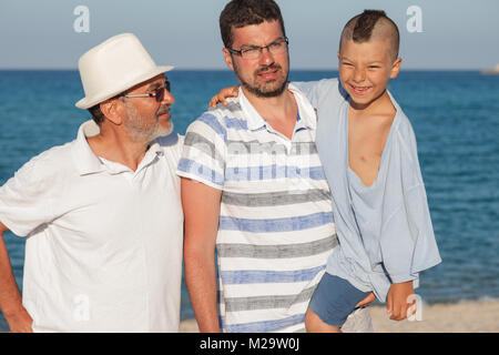 Drei Generationen, Großvater, Vater und Sohn am Meer in einem schönen Sommernachmittag. Stockfoto