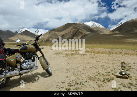 TSO KAR, JAMMU UND KASCHMIR, INDIEN - 06. JULI 2017: Motorrad Royal Enfield stehend durch die Tso Kar See im Karakorum Berge in der Nähe von Leh, Indien. Stockfoto