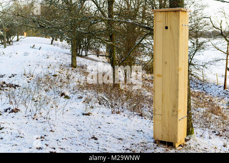 Große hölzerne Insekt Hotel mit verrottendem Holz oder mulm in der Regel in alten hohle Bäume gefunden. Der mulm ist Lebensraum und Nahrung für Insekten, Larven und b Stockfoto