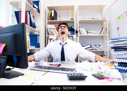 Wütend und beängstigend Geschäftsmann im Büro Stockfoto