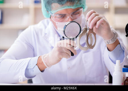 Kriminologen Polizei Chemiker bei der Kriminalität Beweise suchen Stockfoto
