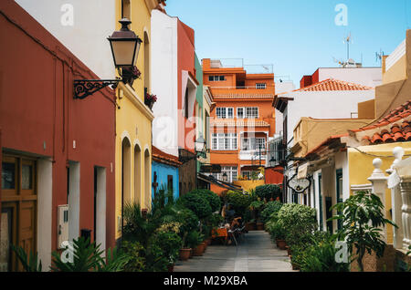 Puerto de la Cruz, Teneriffa, Kanarische Inseln - 30. Mai 2017: Straße in der Stadt mit bunten retro Häuser, Cafés und Grün schmal, Teneriffa, Cana Stockfoto