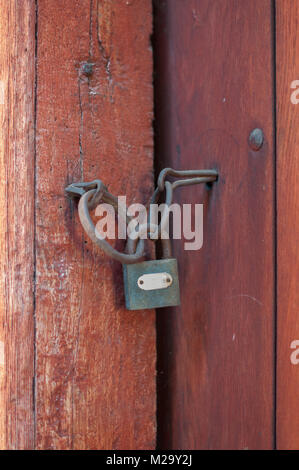 Rusty Schloss auf dem alten, braunen Holztür Stockfoto