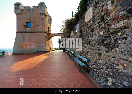 Genua, Ligurien Ufer/Italien - 2011/12/06: Nervi ufer Bezirk von Genua - Passeggiata Anita Garibaldi panorama Passage: der Turm des Gropallo Stockfoto