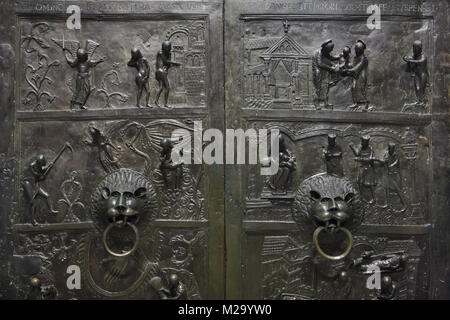 Romanische Bronze doorknockers der Bernward Türen (bernwardstür) aus dem 11. Jahrhundert in der Hildesheimer Dom (Hildesheimer Dom) in Hildesheim in Niedersachsen, Deutschland. Stockfoto