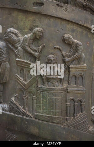 Verhaftung des Heiligen Johannes des Täufers. Romanische bronze Relief auf der Bernward Spalte (bernwardssäule), auch der Christus Spalte (christussäule) im Hildesheimer Dom (Hildesheimer Dom) in Hildesheim in Niedersachsen, Deutschland bekannt. Stockfoto