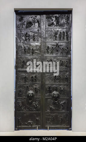 Romanische Bernward Türen (bernwardstür) aus dem 11. Jahrhundert in der Hildesheimer Dom (Hildesheimer Dom) in Hildesheim in Niedersachsen, Deutschland. Stockfoto