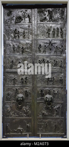 Romanische Bernward Türen (bernwardstür) aus dem 11. Jahrhundert in der Hildesheimer Dom (Hildesheimer Dom) in Hildesheim in Niedersachsen, Deutschland. Stockfoto