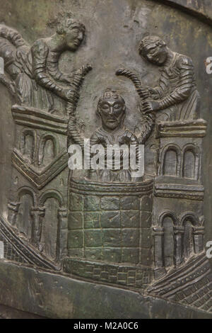 Verhaftung des Heiligen Johannes des Täufers. Romanische bronze Relief auf der Bernward Spalte (bernwardssäule), auch der Christus Spalte (christussäule) im Hildesheimer Dom (Hildesheimer Dom) in Hildesheim in Niedersachsen, Deutschland bekannt. Stockfoto