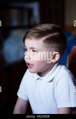 Eine nette Junge sitzt im Zimmer und bewundern Sie die herrliche Landschaft Stockfoto