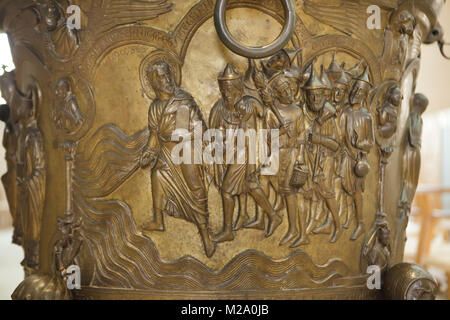 Abschied im Roten Meer. Romanische Reliefs auf das bronzene Taufbecken (Bronzetaufe) aus dem 11. Jahrhundert in der Hildesheimer Dom (Hildesheimer Dom) in Hildesheim in Niedersachsen, Deutschland. Stockfoto