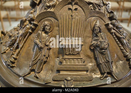 Blüte der Aarons Stab. Romanische Reliefs auf der Abdeckung der bronzene Taufbecken (Bronzetaufe) aus dem 11. Jahrhundert in der Hildesheimer Dom (Hildesheimer Dom) in Hildesheim in Niedersachsen, Deutschland. Stockfoto