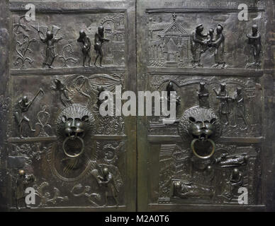 Romanische Bronze doorknockers der Bernward Türen (bernwardstür) aus dem 11. Jahrhundert in der Hildesheimer Dom (Hildesheimer Dom) in Hildesheim in Niedersachsen, Deutschland. Stockfoto