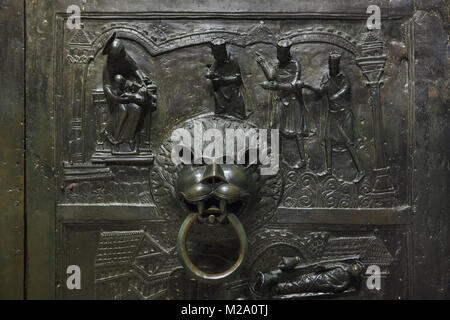 Die Anbetung der Könige. Romanische bronze Relief in der Bernward Türen (bernwardstür) aus dem 11. Jahrhundert in der Hildesheimer Dom (Hildesheimer Dom) in Hildesheim in Niedersachsen, Deutschland. Stockfoto