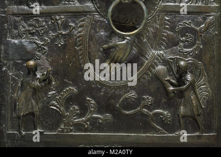 Kain und Abel, die Ihre Angebote zu Gott. Romanische bronze Relief in der Bernward Türen (bernwardstür) aus dem 11. Jahrhundert in der Hildesheimer Dom (Hildesheimer Dom) in Hildesheim in Niedersachsen, Deutschland. Stockfoto