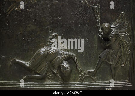 Kain Abel zu töten. Romanische bronze Relief in der Bernward Türen (bernwardstür) aus dem 11. Jahrhundert in der Hildesheimer Dom (Hildesheimer Dom) in Hildesheim in Niedersachsen, Deutschland. Stockfoto