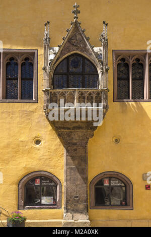 Gotische Erker an der Fassade des historischen Reichssaal und ein Teil der mittelalterlichen Rathaus von Regensburg, Bayern, Deutschland. Stockfoto