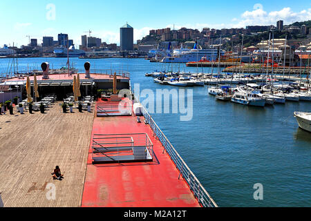 Genua, Ligurien/Italien - 2011/12/06: Panoramablick auf den Hafen und die Stadt Genua Stockfoto