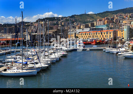 Genua, Ligurien/Italien - 2011/12/06: Panoramablick auf den Hafen und die Stadt Genua Stockfoto