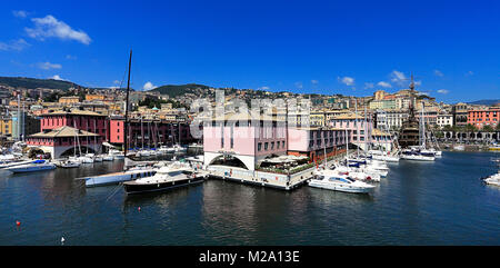 Genua, Ligurien/Italien - 2011/12/06: Panoramablick auf den Hafen und die Stadt Genua Stockfoto