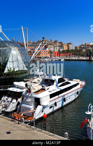 Genua, Ligurien/Italien - 2011/12/06: Panoramablick auf den Hafen und die Stadt Genua und das Aquarium von Genua Entertainment Complex - Panoramalift und Glas Stockfoto