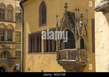 Gotische Erker an der Fassade des historischen Reichssaal und ein Teil der mittelalterlichen Rathaus von Regensburg, Bayern, Deutschland. Stockfoto