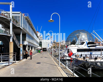 Genua, Ligurien/Italien - 2011/12/06: Panoramablick auf den Hafen und die Stadt Genua und das Aquarium von Genua Entertainment Complex - Panoramalift und Glas Stockfoto