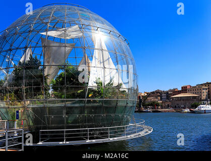 Genua, Ligurien/Italien - 2011/12/06: Panoramablick auf den Hafen und die Stadt Genua und das Aquarium von Genua Entertainment Complex - Glas Biosphäre Stockfoto