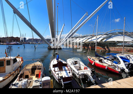 Genua, Ligurien/Italien - 2011/12/06: Panoramablick auf den Hafen und die Stadt Genua und das Aquarium von Genua Entertainment Complex - Panoramaaufzug Stockfoto