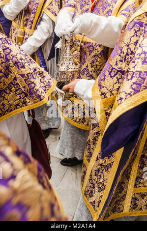 Eine Gruppe von ministranten bereiten Sie die Pfanne während einer Prozession der Heiligen Woche. Stockfoto