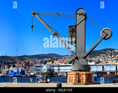 Genua, Ligurien/Italien - 2011/12/06: Panoramablick auf den Hafen und die Stadt Genua - historische Hafenkran von Tannet & Walker Stockfoto