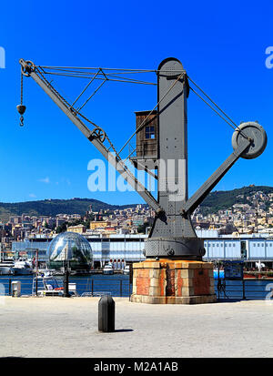 Genua, Ligurien/Italien - 2011/12/06: Panoramablick auf den Hafen und die Stadt Genua - historische Hafenkran von Tannet & Walker Stockfoto