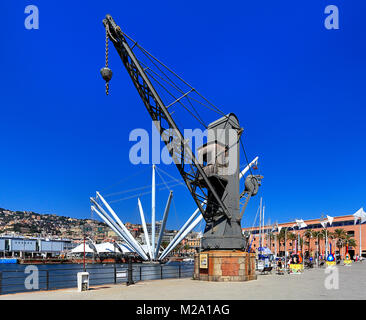 Genua, Ligurien/Italien - 2011/12/06: Panoramablick auf den Hafen und die Stadt Genua - historische Hafenkran von Tannet & Walker und das Aquarium von Genua panorami Stockfoto