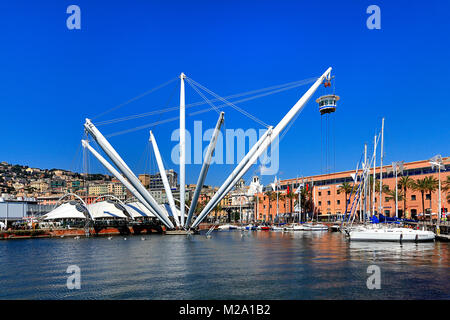 Genua, Ligurien/Italien - 2011/12/06: Panoramablick auf den Hafen und die Stadt Genua und das Aquarium von Genua Entertainment Complex - Panoramaaufzug Stockfoto