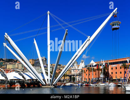 Genua, Ligurien/Italien - 2011/12/06: Panoramablick auf den Hafen und die Stadt Genua und das Aquarium von Genua Entertainment Complex - Panoramaaufzug Stockfoto